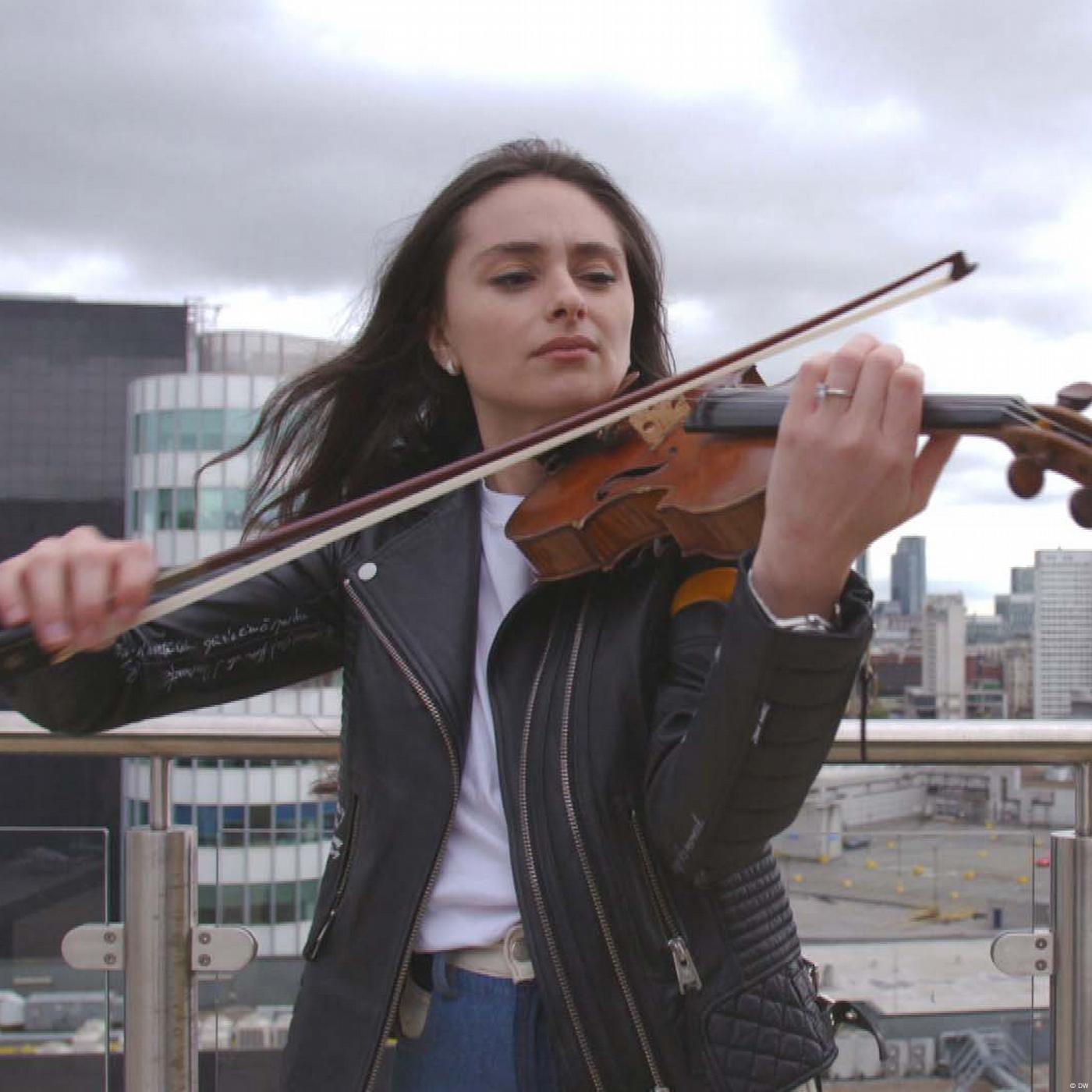 Esther Abrami: Successful violinist and social media star