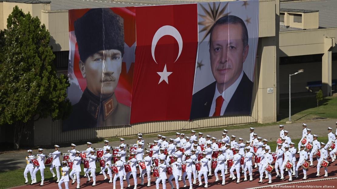 Σημαίες με τον Ατατούρκ και τον Ερντογάν