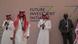Tres hombres con el tradicional atuendo saudí y otra persona en traje y corbata, junto a un letrero que indica la 7º edición de la "Future Investment Initiative", el pasado 24 de octubre.