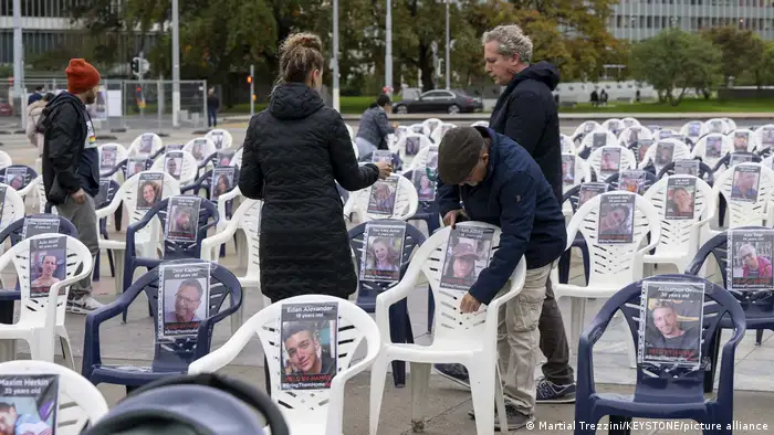联合国总部前放着贴上被哈马斯绑架者照片的椅子，其中有54名泰国人