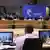 Cúpula da União Europeia em Bruxelas. Presidente ucraniano Volodimir Zelenski aparece em monitores.