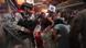 Un soldado de la Guardia Nacional Mexicana intenta controlar el caos desatado dentro un centro comercial que fue saqueado en las horas posteriores al huracán. (25.10.2023) Un soldado de la Guardia Nacional Mexicana intenta controlar el caos desatado dentro un centro comercial que fue saqueado en las horas posteriores al huracán. (25.10.2023)