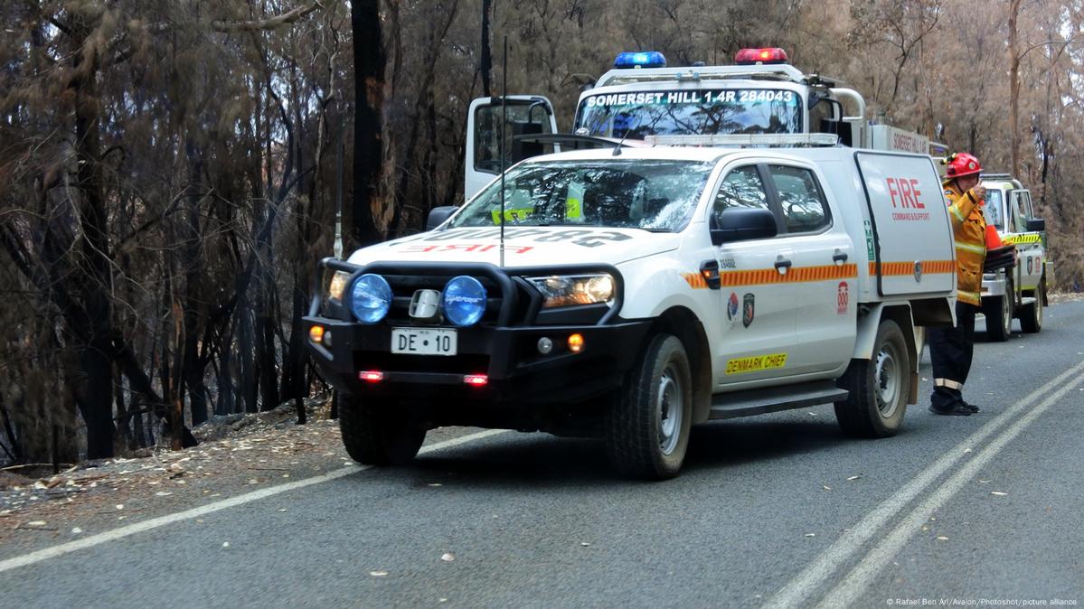 Western Australia: Locals told to evacuate as bushfires rage – DW – 01 ...