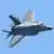 以色列空军一架F-35闪电II战斗机飞过蓝天