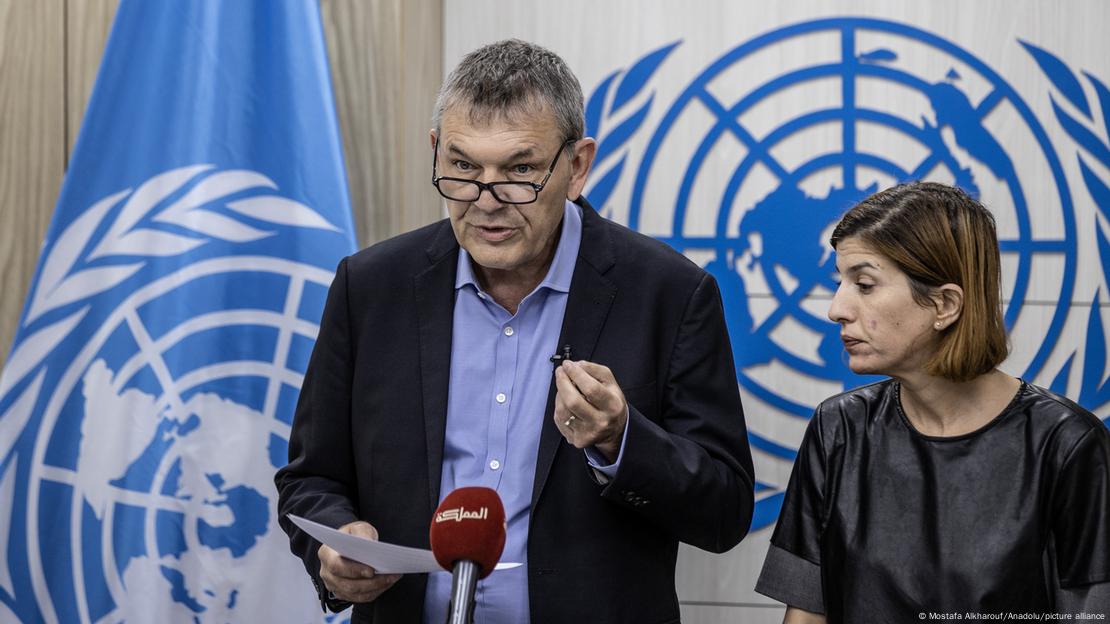 UNRWA-Generalkommissar Philippe Lazzarini spricht in ein Mikrofon 