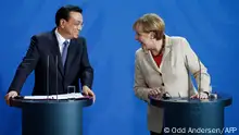 10/10/2014 **(FILES) Chinese Prime Minister Li Keqiang (L) and German Chancellor Angela Merkel (R) lean towards each other as they address a press conference after an agreement signing ceremony at the Chancellery in Berlin on October 10, 2014. Former Chinese premier Li Keqiang has died after suffering a heart attack, state media reported on October 27, 2023. (Photo by ODD ANDERSEN / AFP)