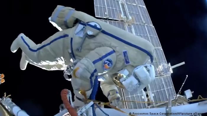 Kononenko em uma caminhada espacial em outubro de 2023 para inspecionar equipamento da ISS