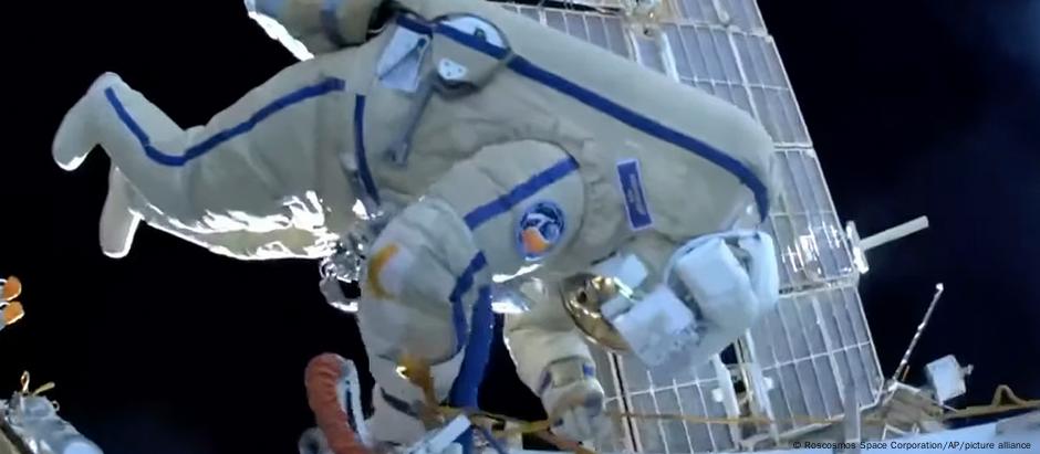 Kononenko em uma caminhada espacial em outubro de 2023 para inspecionar equipamento da ISS