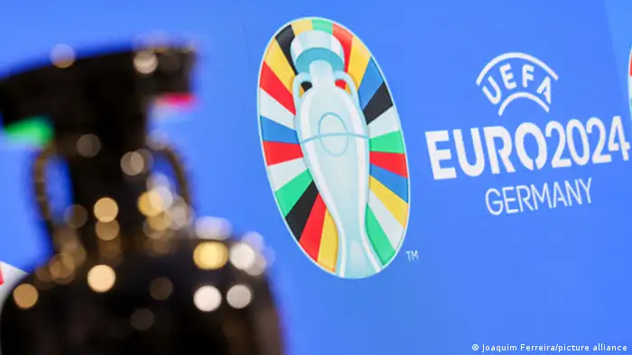 من اليسار، كأس هنري ديلوناي، في الخلفية شعار UEFA EURO2024 ألمانيا - 16 أكتوبر 2023