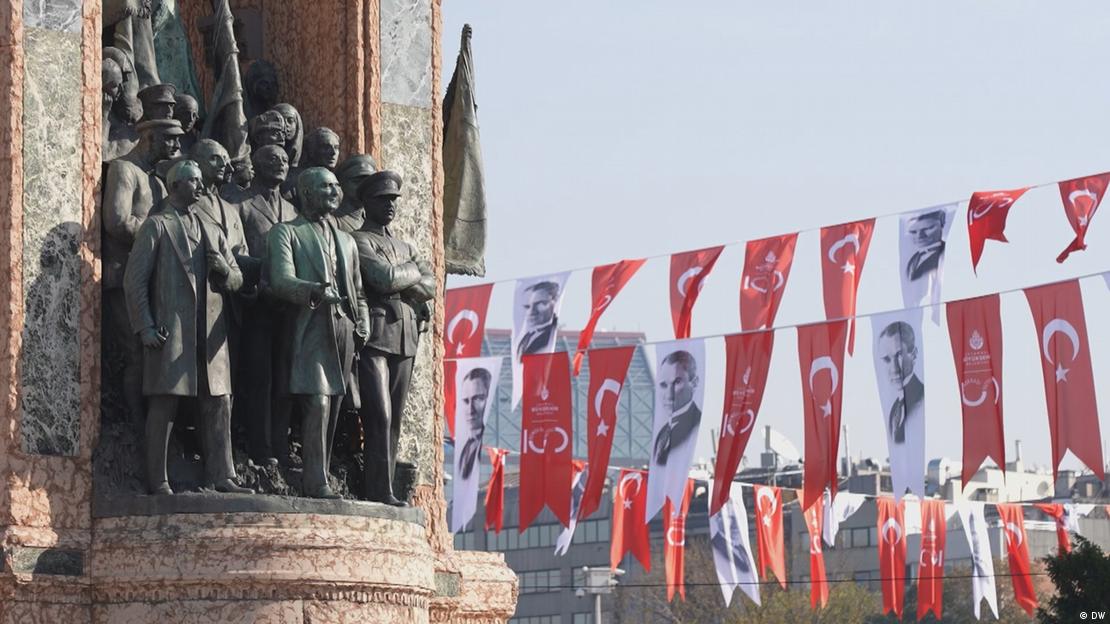 Σημαίες για τους εορτασμούς ενός αιώνα Τουρκικής Δημοκρατίας
