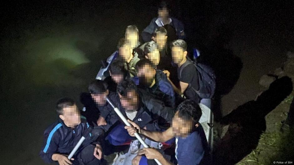 Snimak migranata koji ilegalno prelaze granicu iz Srbije u BiH