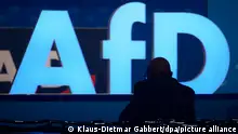 06/08/2023**Ein Delegierte der AfD wartet auf den Beginn der Europawahlversammlung. Die AfD setzt in der Messe Magdeburg zweiten Teil der AfD Europawahlversammlung fort. +++ dpa-Bildfunk +++