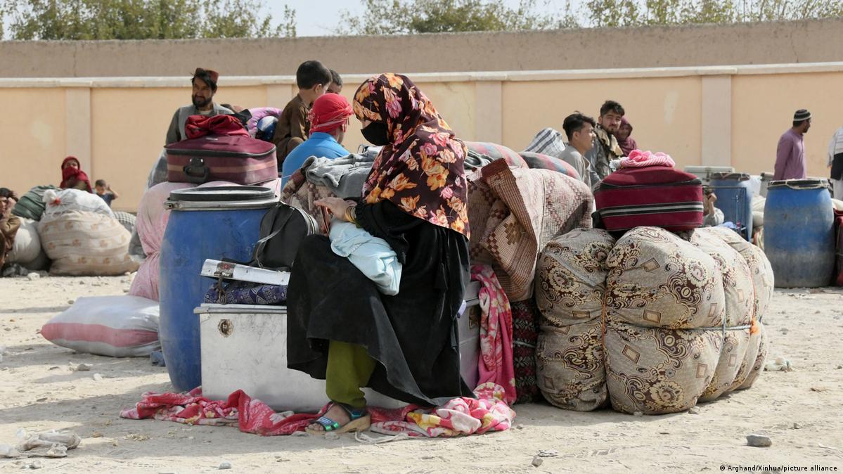 Afghans leave Pakistan in droves before deportation deadline
