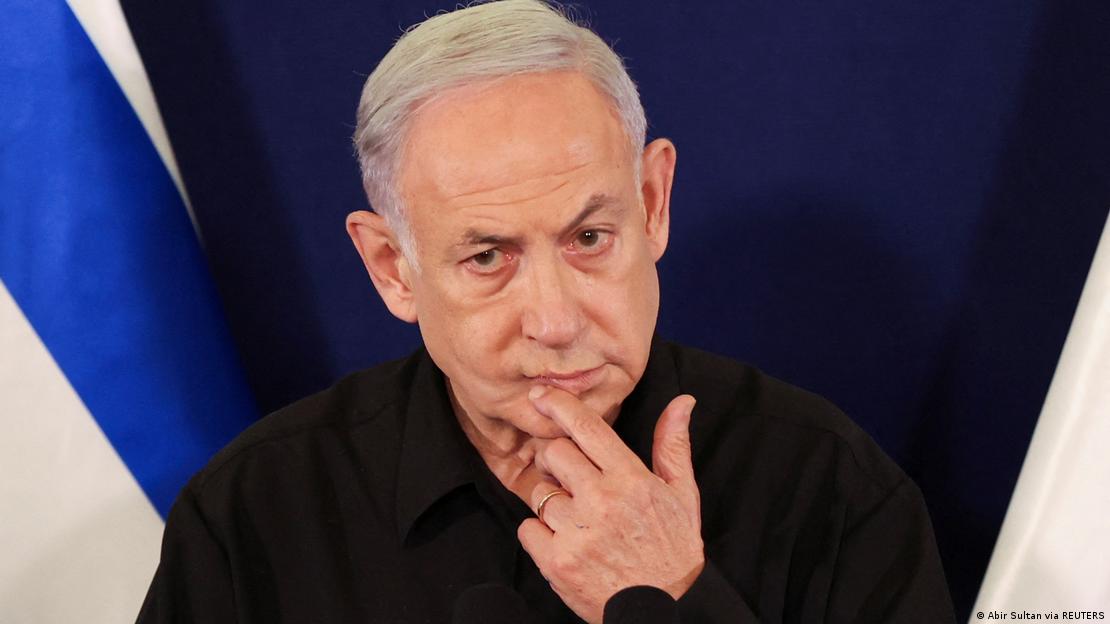 Kryeministri izraelit, Benjamin Netanjahu në Tel Aviv me një gjest të menduar duke vënë gishtin nën gojë
