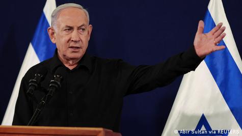 Lufta do të "jetë e vështirë dhe e gjatë", tha Netanjahu - kryeministri izraelit para flamurit izraelit duke ngritur dorën lart