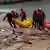 Рятувальники несуть тіло загиблого під час урагану в Акапулько