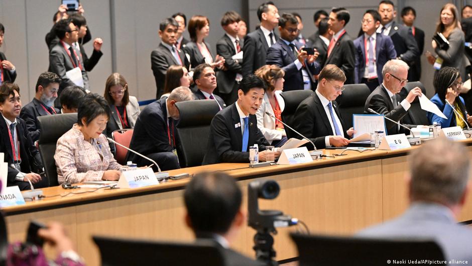 G7貿易部長會議在大阪舉行（圖為2023年10月28日）。圖中為日本經濟產業大臣西村康稔