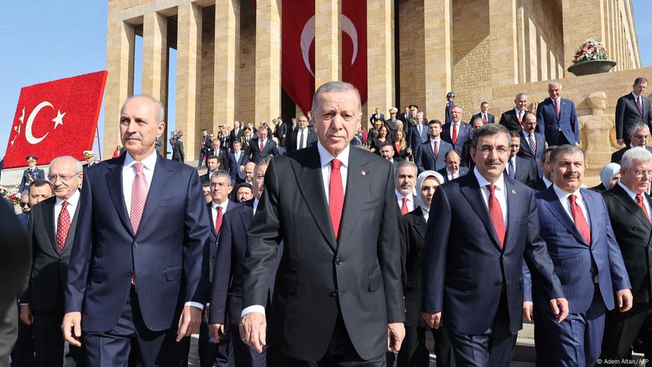 Erdogan (u sredini) na proslavi 100 godina od osnivanja države 2023. ispred Ataturkovog mauzoleja u Ankari