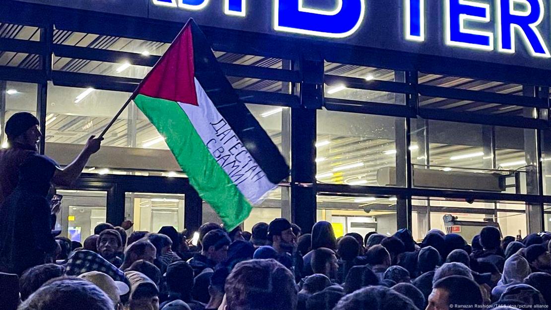 Protestat kundër hebrenjve në aeroport