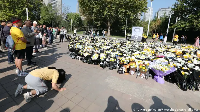 郑州的一个广场，人们向李克强遗像敬献鲜花