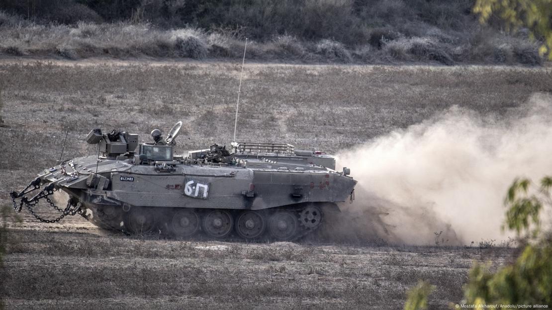 Ein israelische Panzer rollt über eine staubige Straße im Gazastreifen