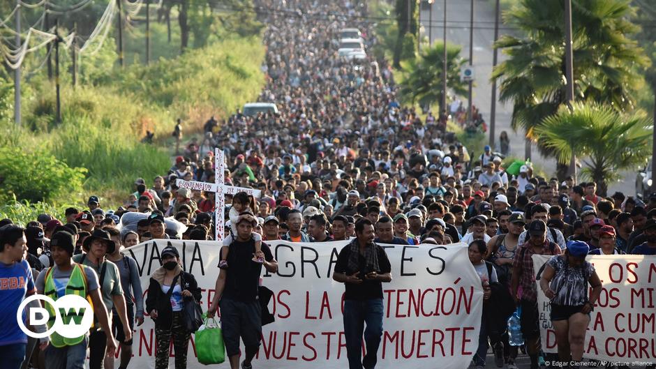 Miles de migrantes se unen a caravana que avanza por M xico DW