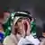 Fan des saudischen Fußball-Klubs Al-Hilal Saudi FC im Stadion, er trägt eine saudische Nationalfahne am Kopftuch. 