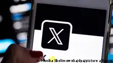 ARCHIV - 24.07.2023, Berlin: Auf dem offiziellen Profil der Plattform X auf dem Bildschirm eines Smartphones ist der weiße Buchstabe X auf schwarzem Hintergrund zu sehen. Auf der Suche nach neuen Einnahmequellen hat E. Musks Online-Plattform X eine teurere Abo-Version ganz ohne Werbung eingeführt. Sie kostet in Deutschland gut 19 Euro im Monat. Foto: Monika Skolimowska/dpa +++ dpa-Bildfunk +++