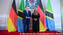 Bundespräsident Frank-Walter Steinmeier (l) und Samia Suluhu Hassan, Präsidentin von Tansania, treffen sich im State House zu einem Gespräch. Bundespräsident Steinmeier besucht in dieser Woche die ostafrikanischen Länder Tansania und Sambia. +++ dpa-Bildfunk +++