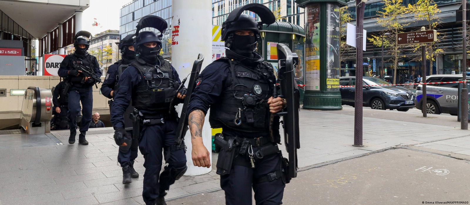 Полиция в Париже ранила женщину в хиджабе, опасаясь теракта – DW –  31.10.2023