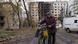 Un residente de Avdiivka camina frente a edificios destruidos por bombardeos del ejército ruso. La ciudad, símbolo de resistencia, sigue bajo control de las tropas ucranianas. (Archivo: 17.10.2023). Un residente de Avdiivka camina frente a edificios destruidos por bombardeos del ejército ruso. La ciudad, símbolo de resistencia, sigue bajo control de las tropas ucranianas. (Archivo: 17.10.2023).