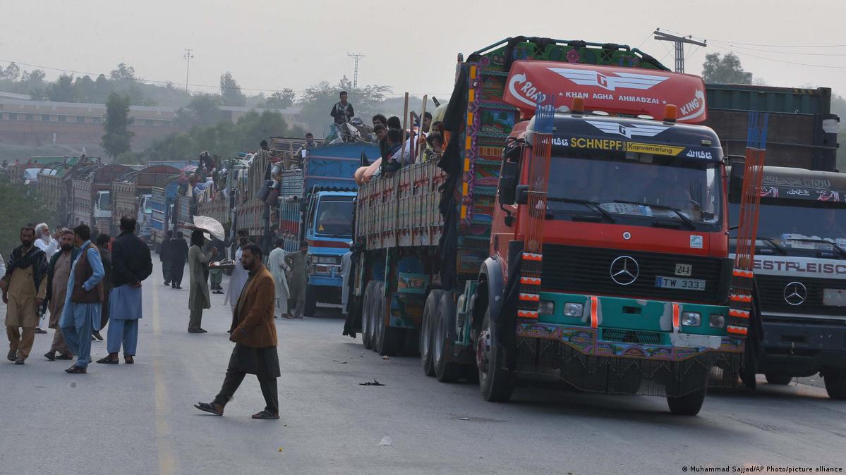 د تورخم په لویه لاره د خلکو اوږده کتارونه لیدل کیږي. د تورخم په لویه لاره د خلکو اوږده کتارونه لیدل کیږي.