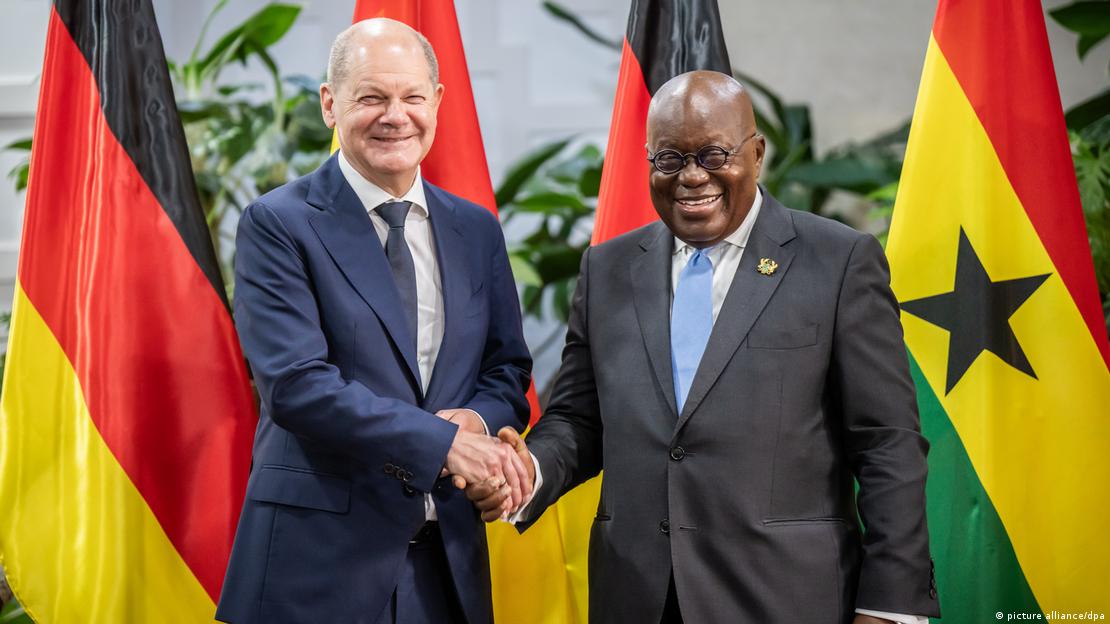 Kancelari gjerman Olaf Scholz me presidentin e Ganës Nana Akufo Addo duke shtrënguar duart. 