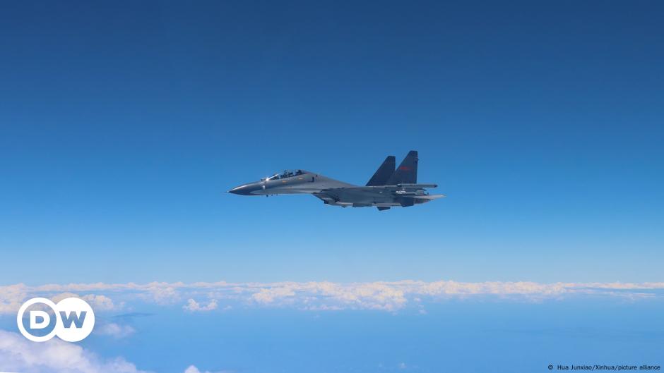 Taiwan sees single-day record of Chinese planes in airspace – DW – 07/11/2024