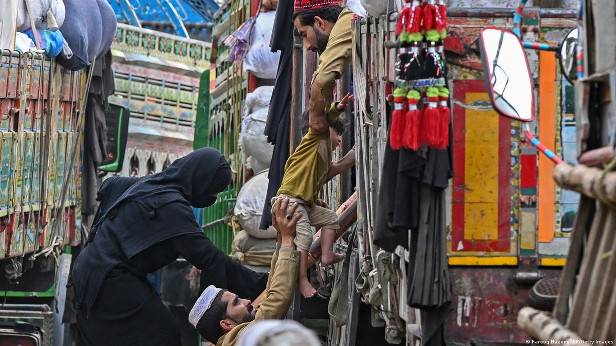 په لندي کوتل کې یو ماشوم او مور یې لارۍ موټر ته ختلو پر مهال. په لندي کوتل کې یو ماشوم او مور یې لارۍ موټر ته ختلو پر مهال.