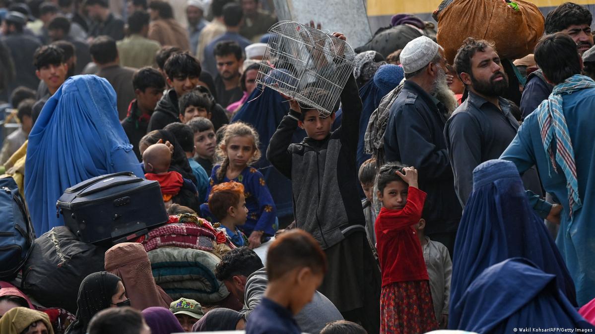 یو شمیر افغانان د پولیسو د نیولو له ویرې له پاکستانه ځي. یو شمیر افغانان د پولیسو د نیولو له ویرې له پاکستانه ځي.