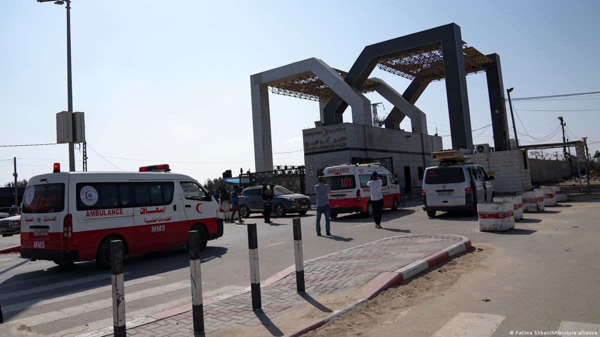 وصول سيارات إسعاف تقل فلسطينيين مصابين في القصف الإسرائيلي لقطاع غزة إلى معبر رفح الحدودي مع مصر الأربعاء، 1 نوفمبر، 2023. 