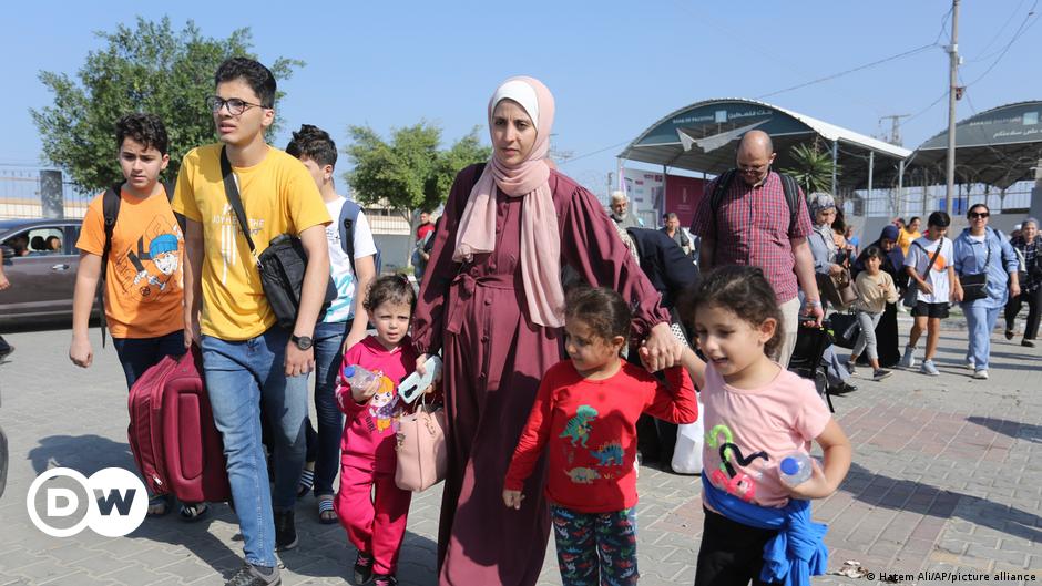 Cientos de evacuados abandonan Gaza rumbo a Egipto – DW – 11/02/2023