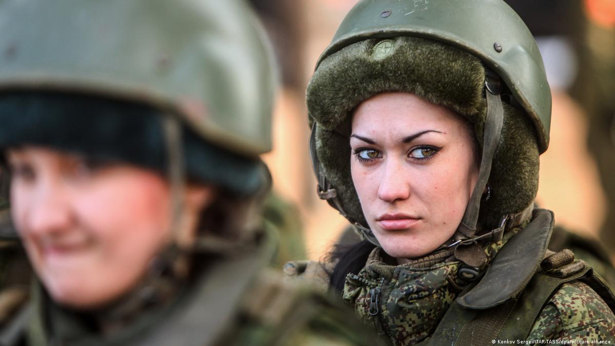 In a Changing Military, the Army Eases Its Rules for Women's Hair