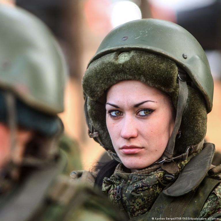 Russia boosts efforts to recruit female fighters – DW – 11/04/2023