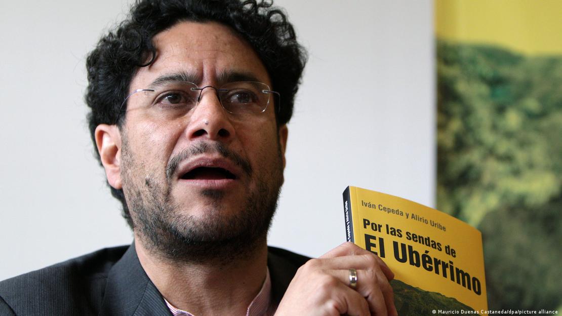 Iván Cepeda, Kolumbien, hält ein Buch in die Kamera (28.02.2014)