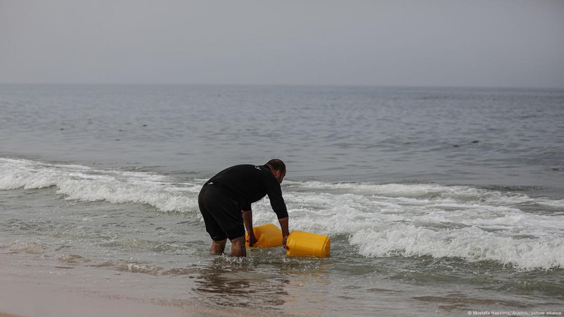 Палестинец пълни туби с морска вода 