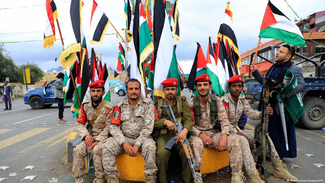 Pobunjenici iz etničke grupe Hutu u jemenskom glavnom gradu Sani s palestinskim zastavama