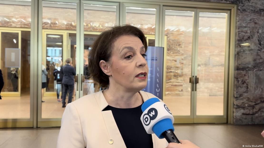 Ministrja e JAshtme e Kosovës, Donika Gërvalla duke folur për DW