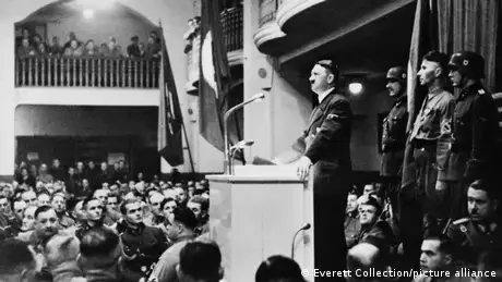 1939年希特勒在啤酒馆前向纳粹老兵发表演讲，就在他离开后不久，一枚安放在演讲台上的炸弹爆炸了。而希特勒因为提前了演讲的时间而躲过了这场暗杀。