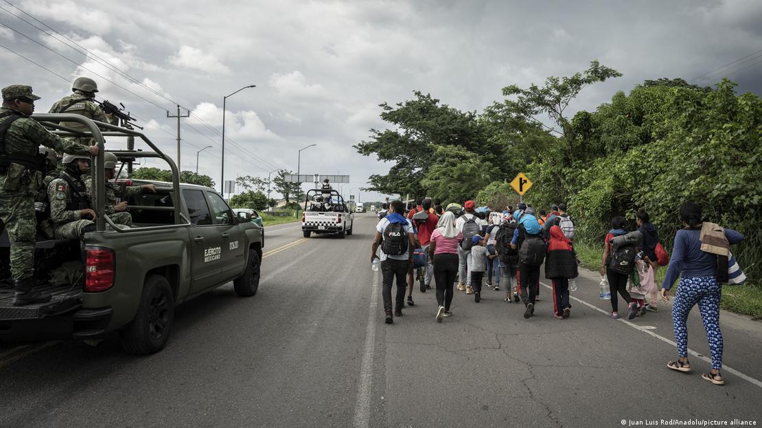 Migrantes caminan por las calles de Tapachula, México.