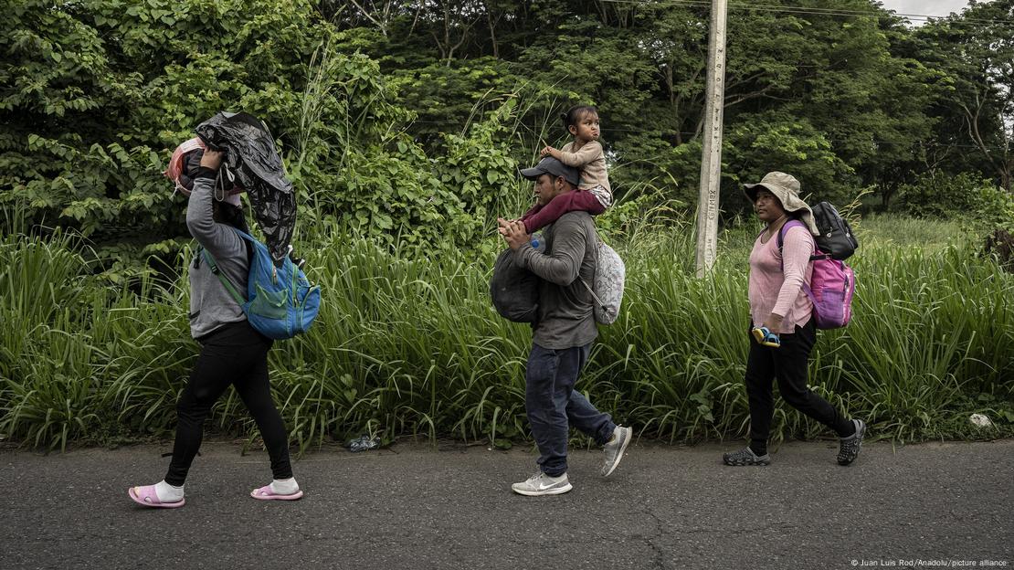 Foto simbólica de un grupo de migrantes que camina en una carretera de México