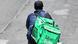 El repartidor porta una mochila aislante con el letrero 'Uber Eats'. El repartidor porta una mochila aislante con el letrero 'Uber Eats'.
