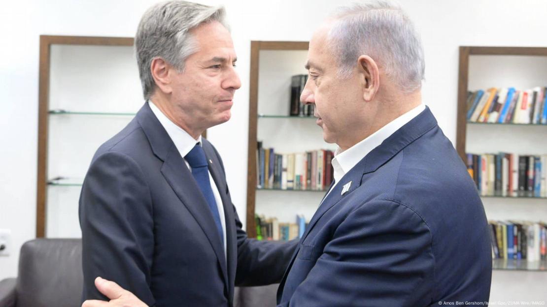 US-Außenminister Antony Blinken und Israels Ministerpräsident Benjamin Netanjahu grüßen sich.