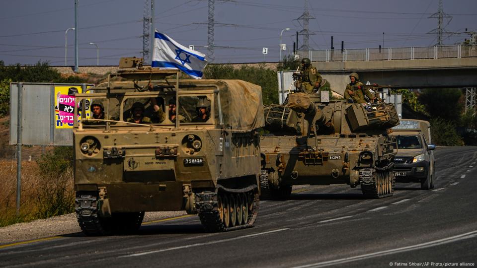 Un convoy formado por un blindado de transporte de tropas con la bandera israelí, un tanque y otro vehículo avanzan por una carretera en una imagen del miércoles.